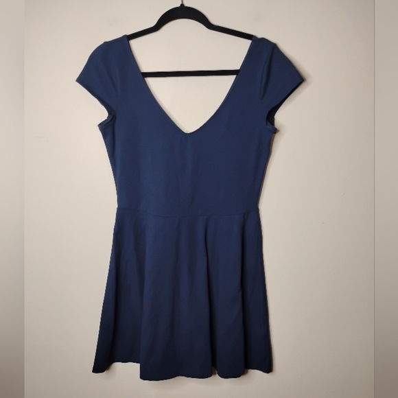Hollister NWT Fit & Flare Mini Dress Sz L Navy Stretch V-Neck/V-Back, Cap Sleeve - Picture 3 of 8